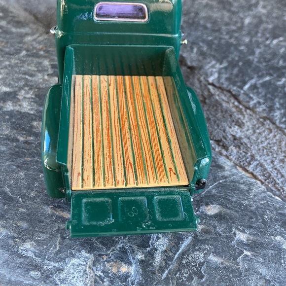 Beautiful green Ford 1948 collectible truck - Picture 4 of 7